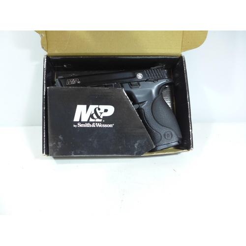 403 - A BOXED SMITH AND WESSON M+P 40 CO2 BB GUN, LENGTH 20CM