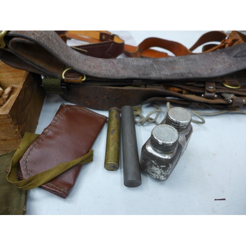 423 - A COLLECTION OF ASSORTED MILITARY ITEMS TO INCLUDE SAM BROWNE, GUN CLEANING EQUIPMENT ETC