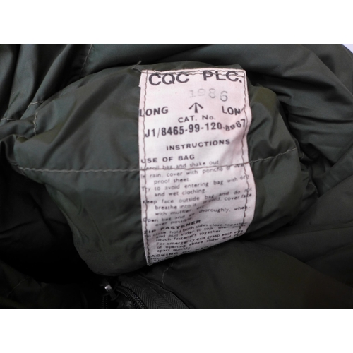 424 - A MILITARY GREEN SLEEPING BAG