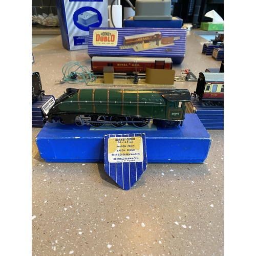 301 - A VINTAGE SET OF  HORNBY DUBLO MODEL RAILWAY ITEMS INCLUDING LOCO AND TENDER, PASSENGER AND GOODS VE... 