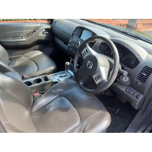 215A - NISSAN NAVARA TEKNA AUTOMATIC TOP SPEC MANY FACTORY EXTRAS 11 MONTHS MOT REQUIRES A BALL JOINT ON TH... 