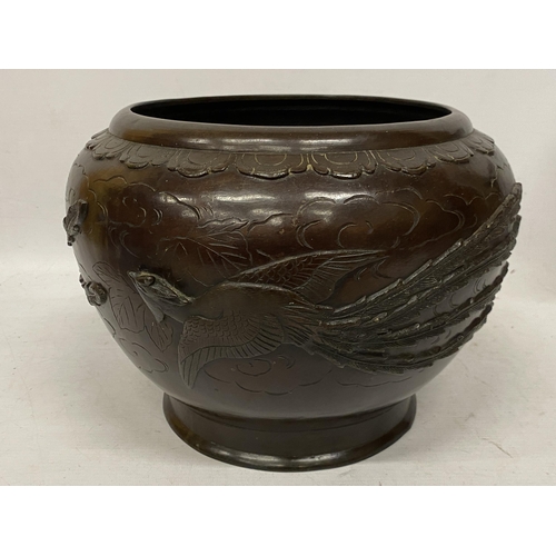 427 - A LARGE JAPANESE MEIJI PERIOD BRONZE JARDINIERE / PLANTER WITH BIRD DESIGN