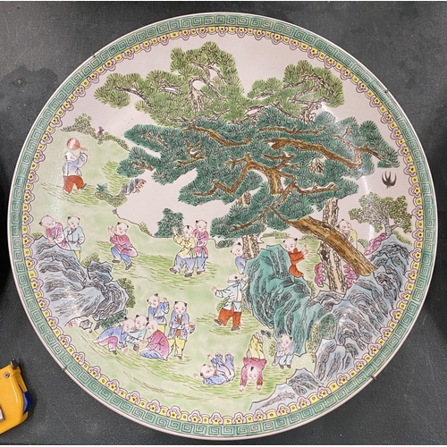 428 - A LARGE CHINESE FAMILLE VERTE CHARGER WITH BOYS AT PLAY SCENE, FOUR CHARACTER MARK TO BASE