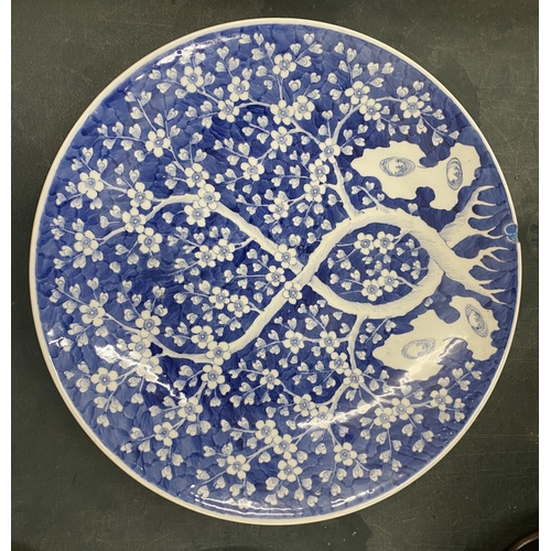 429 - A LARGE CHINESE PRUNUS BLOSSOM PATTERN CHARGER, DIAMETER 46CM