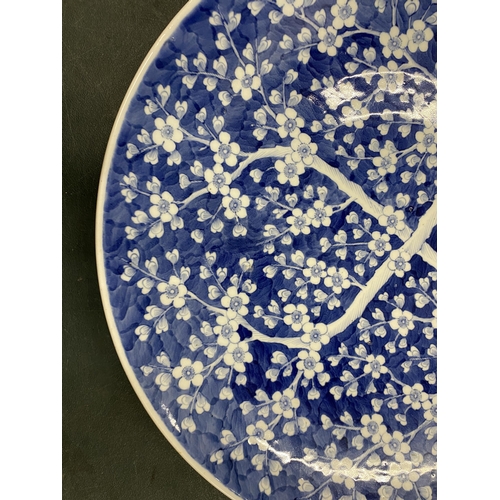 429 - A LARGE CHINESE PRUNUS BLOSSOM PATTERN CHARGER, DIAMETER 46CM