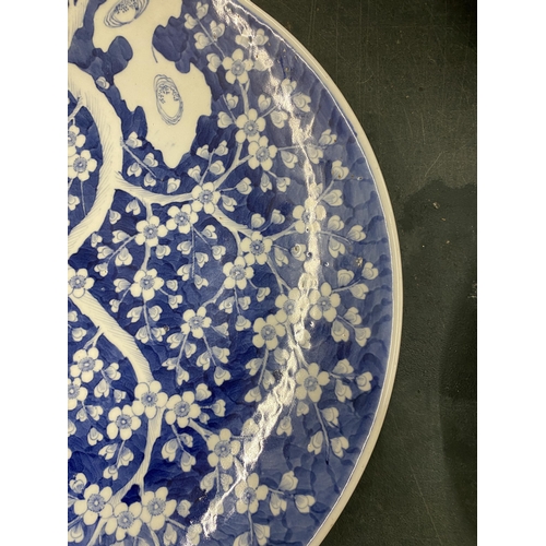 429 - A LARGE CHINESE PRUNUS BLOSSOM PATTERN CHARGER, DIAMETER 46CM