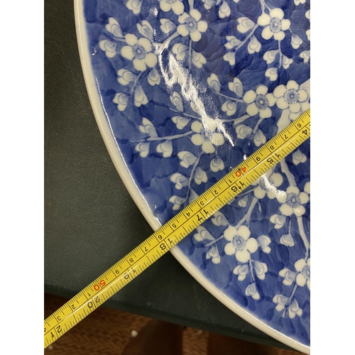 429 - A LARGE CHINESE PRUNUS BLOSSOM PATTERN CHARGER, DIAMETER 46CM