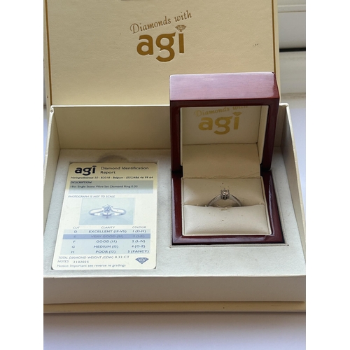 504 - AN 18 CARAT WHITE GOLD DIAMOND SOLITAIRE RING WITH A 0.33 CARAT DIAMOND WITH A 'VERY GOOD' QUALITY E... 