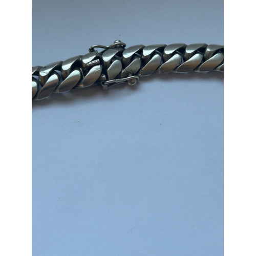 526 - A HEAVY 925 SILVER CURB LINK CHAIN. WEIGHT 100.24 GRAMS. LENGTH 44CM