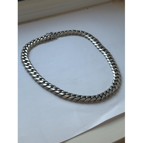 526 - A HEAVY 925 SILVER CURB LINK CHAIN. WEIGHT 100.24 GRAMS. LENGTH 44CM