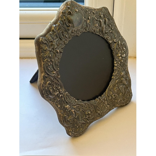 530 - A VINTAGE HALLMARKED LONDON SILVER PHOTO FRAME WITH CHERUB DECORATION HEIGHT 18CM, WIDTH 17CM