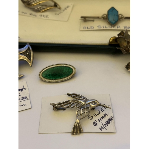 533 - NINE VARIOUS SILVER BROOCHES SOME WITH ENAMEL TO INCLUDE CHESTER, BIRMINGHAM AND EDINBURGH HALLMARKS