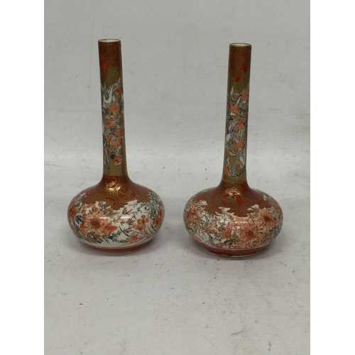 417 - A PAIR OF JAPANESE MEIJI PERIOD KUTANI BOTTLE VASES, SIGNED TO BASE