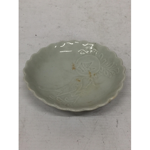 419 - A CHINESE CELADON DISH WITH BIRD & FLORAL DESIGN UNMARKED TO BASE, DIAMETER 11.5CM