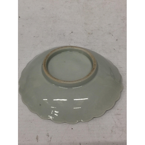 419 - A CHINESE CELADON DISH WITH BIRD & FLORAL DESIGN UNMARKED TO BASE, DIAMETER 11.5CM