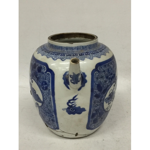 423 - AN EARLY 19TH CENTURY CHINESE KANGXI STYLE BLUE AND WHITE PORCELAIN OVERSIZED TEAPOT, UNMARKED TO BA... 