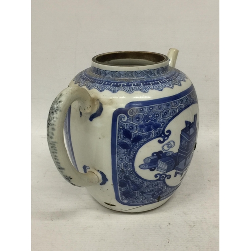 423 - AN EARLY 19TH CENTURY CHINESE KANGXI STYLE BLUE AND WHITE PORCELAIN OVERSIZED TEAPOT, UNMARKED TO BA... 