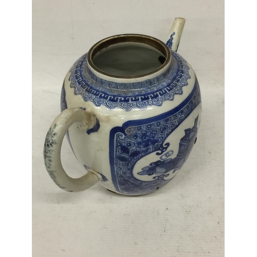 423 - AN EARLY 19TH CENTURY CHINESE KANGXI STYLE BLUE AND WHITE PORCELAIN OVERSIZED TEAPOT, UNMARKED TO BA... 