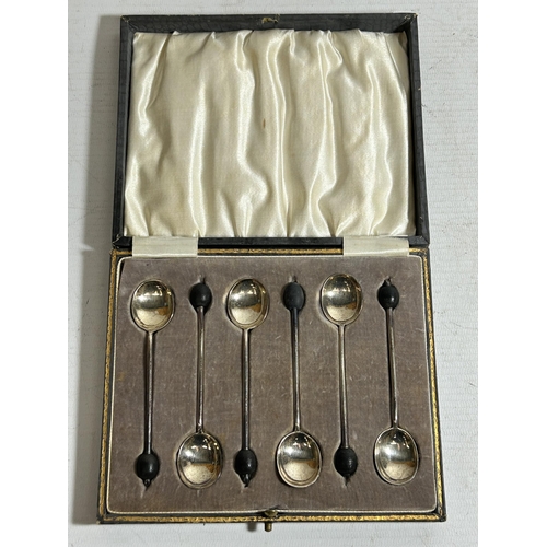 98 - A CASED SET OF HALLMARKED SILVER COFFEE BEAN SPOONS