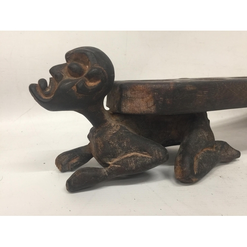 20 - AN UNUSUAL TRIBAL WOODEN FIGURAL BALL STAND