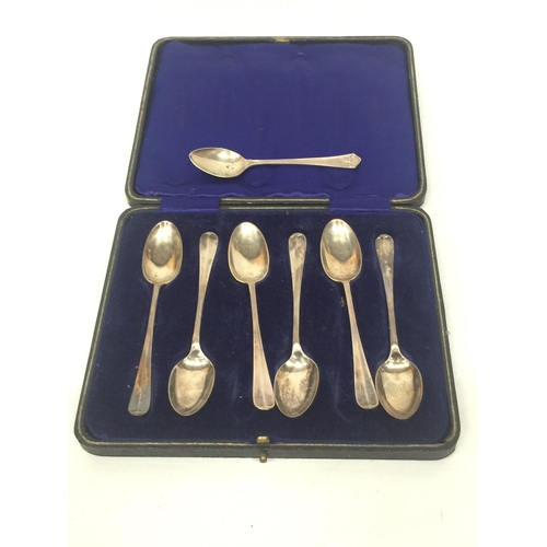 35 - A CASED SET OF SIX HALLMARKED SILVER TEASPOONS WITH FURTHER LOOSE TEASPOON