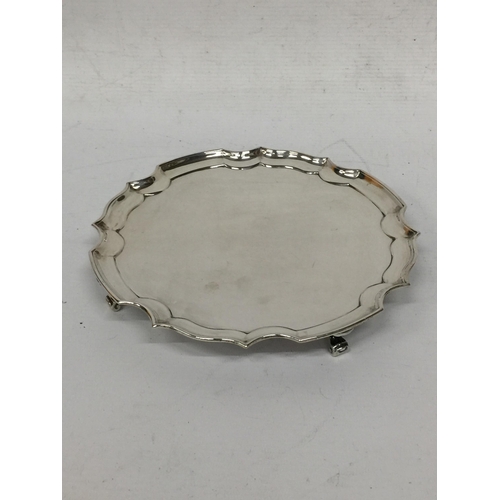 8 - A SHEFFIELD HALLMARKED SILVER SALVER / CARD TRAY, JAMES DIXON & SONS - APPROX 353 G
