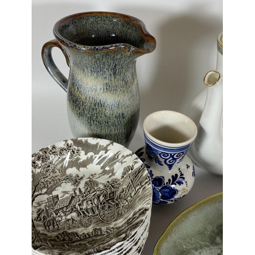 106 - A MIXED GROUP OF CERAMICS TO INCLUDE DELFT BLUE AND WHITE VASE, ROYAL DOULTON 'ATHENS' COFFEE POT, P... 