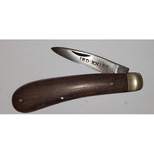 176 - TWO PRUNING KNIVES TO INCLUDE C. K. AND LOCKWOOD BROS. PLUS AN ATKINSON BROS. 'S. C. W. S. AERATED W... 