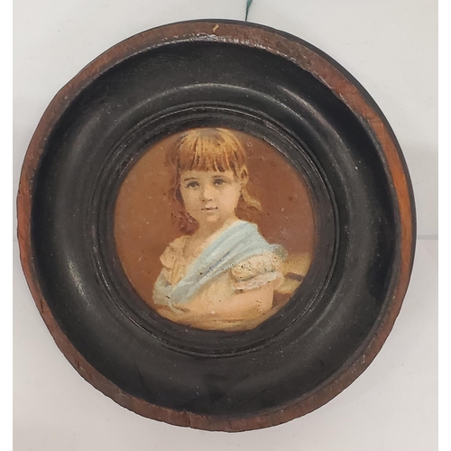 192 - TWO VINTAGE MINIATURE PORTRAITS IN ROUND FRAMES