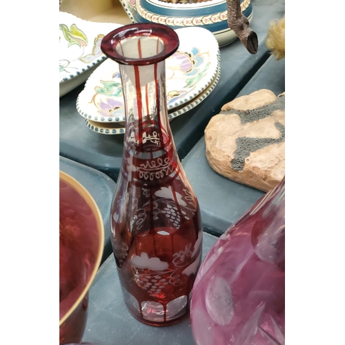 194 - A QUANTITY OF VINTAGE CRANBERRY GLASS TO INCLUDE DECANTERS, VASES, WINE, SHERRY PORT GLASSES, ETC