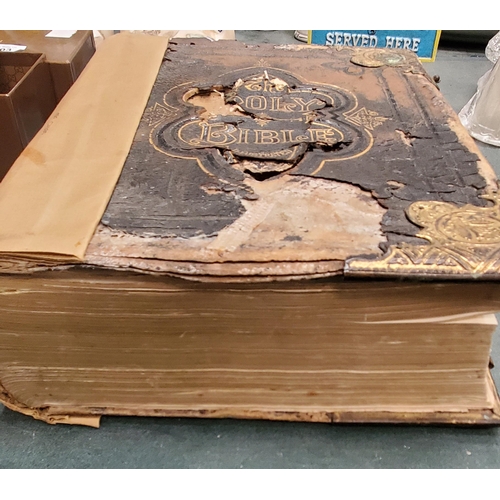 200 - A LARGE ANTIQUARIAN HOLY BIBLE WITH COLOUR AND BLACK AND WHITE PLATES, SOME DAMAGE TO THE COVER AND ... 