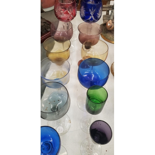 228 - A QUANTITY OF COLOURED GLASSWARE TO INCLUDE CUT CRYSTAL