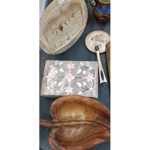 231 - A MIXED LOT TO INLUCD A MOTHER OF PEARL PLAQUE, SMALL COPPER SAUCE PAN, LUSTRE WARE JUG, SILVER MIRR... 