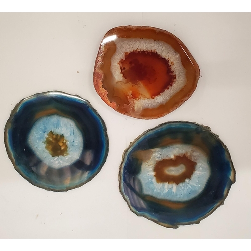 233 - A QUANTITY OF AGATE AND CRYSTAL SLABS TO INCLUDE A PIPLE