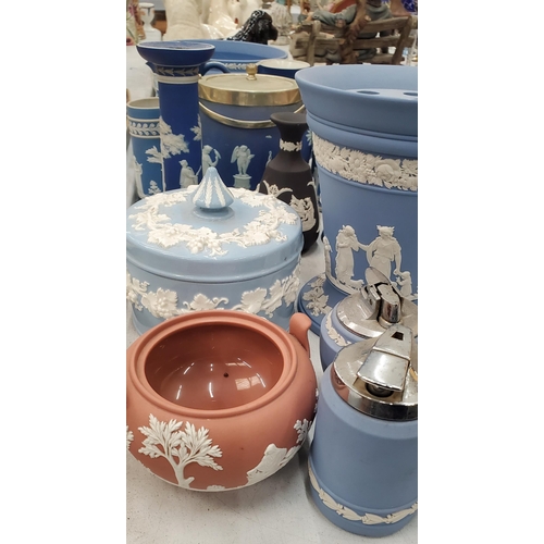 249 - A LARGE QUANTITY OF WEDGWOOD AND WEDGWOOD STYLE JASPERWARE TO INCLUDE DARK BLUE, BLACK AND TERRACOTT... 