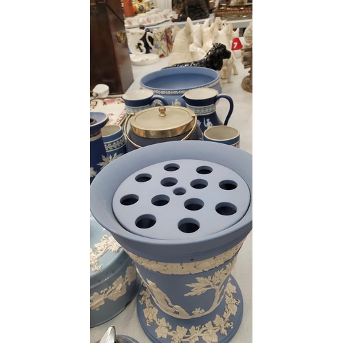 249 - A LARGE QUANTITY OF WEDGWOOD AND WEDGWOOD STYLE JASPERWARE TO INCLUDE DARK BLUE, BLACK AND TERRACOTT... 