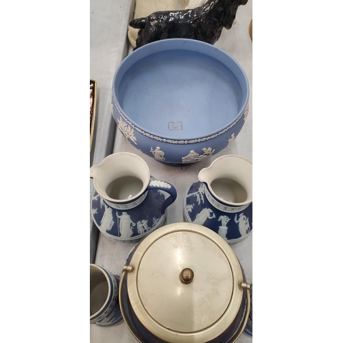 249 - A LARGE QUANTITY OF WEDGWOOD AND WEDGWOOD STYLE JASPERWARE TO INCLUDE DARK BLUE, BLACK AND TERRACOTT... 