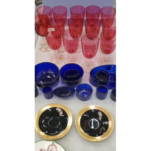 251 - A QUANTITY OF CRANBERRY GLASSES, BLUE GLASS POTS, VINTAGE PLATES, ETC