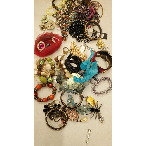 265 - A QUANTITY OF COSTUME JEWELLERY TO INCLUDE BROOCHES, BANGLES, RINGS, ETC