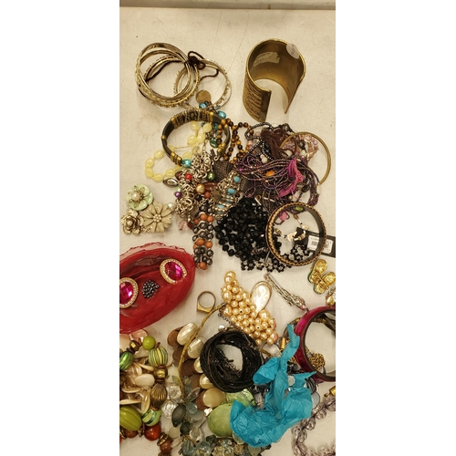 265 - A QUANTITY OF COSTUME JEWELLERY TO INCLUDE BROOCHES, BANGLES, RINGS, ETC