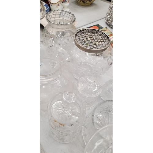 275 - A QUANTITY OF GLASSWARE TO INCLUDE VASES, ROSE BOWLS, STORAGE JARS, DESSERT BOWLS, ETC