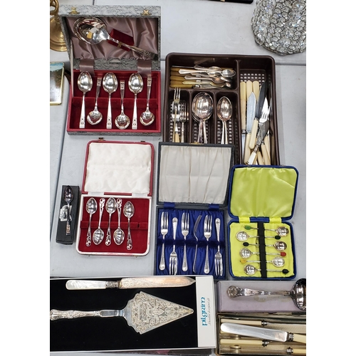 299 - A QUANTITY OF VINTAGE FLATWARE, SOME IN BOXES, TO INCLUDE COFFEE BEAN SPOONS