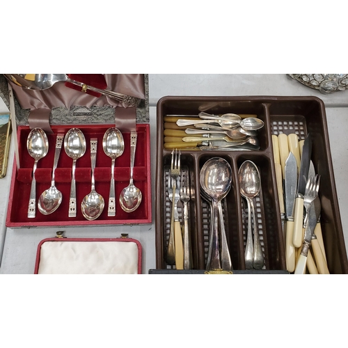 299 - A QUANTITY OF VINTAGE FLATWARE, SOME IN BOXES, TO INCLUDE COFFEE BEAN SPOONS