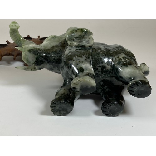 300 - A PAIR OF CHINESE JADEITE / JADE HARDSTONE ELEPHANT MODELS ON CARVED WOODEN STANDS, HEIGHT 16CM, LEN... 