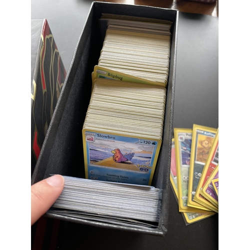 314 - A TRAINER BOX OF ASSORTED POKEMON CARDS, HOLOS, TOKENS ETC