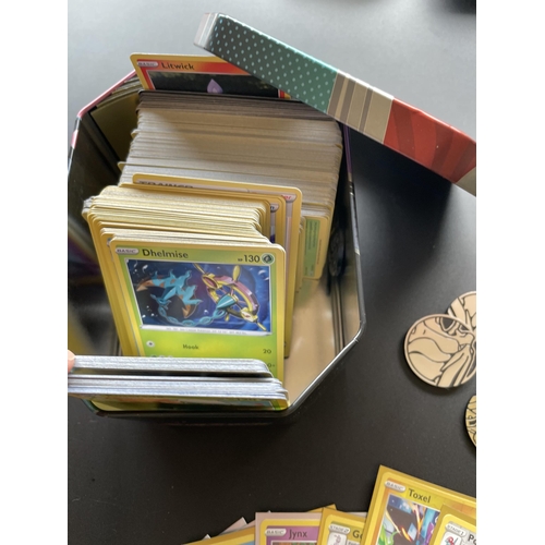 315 - A TIN OF ASSORTED POKEMON CARDS, HOLOS, TOKENS ETC