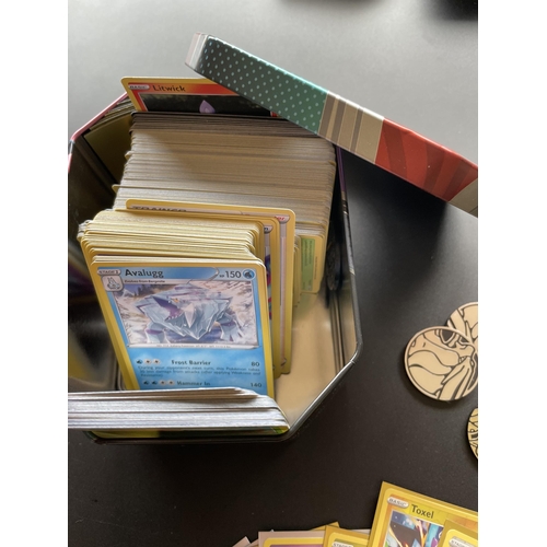 315 - A TIN OF ASSORTED POKEMON CARDS, HOLOS, TOKENS ETC