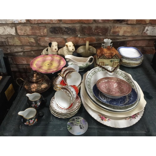 918 - A MIXED GROUP OF CERAMICS - DOG FIGURES, ROYAL VENTON WARE CAKE STAND, COTTAGE WARE POT ETC