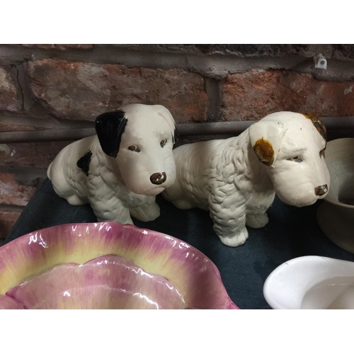 918 - A MIXED GROUP OF CERAMICS - DOG FIGURES, ROYAL VENTON WARE CAKE STAND, COTTAGE WARE POT ETC