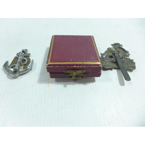 429 - AN EARLY 20TH CENTURY ROYAL BERKSHIRE REGIMENT CAP BADGE, CASED PRIMROSE LEAGUE BADGE ETC